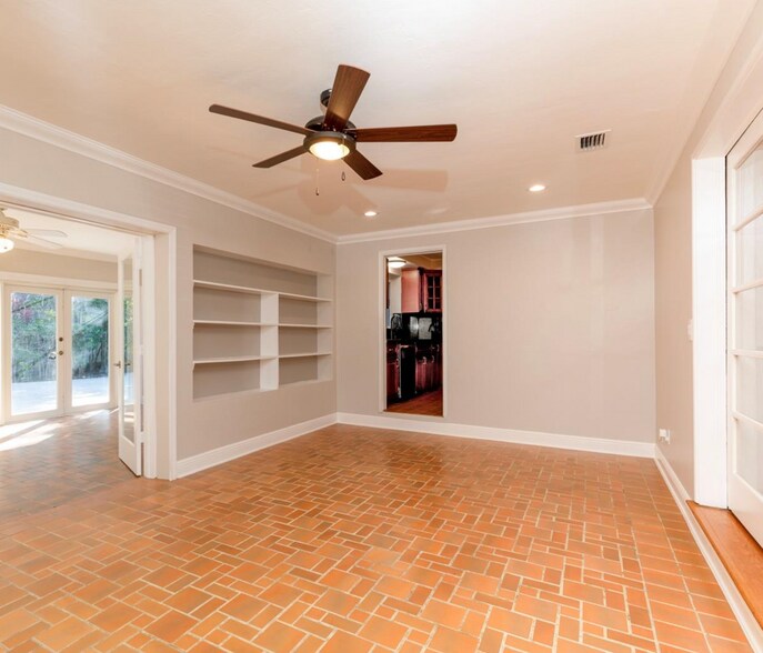 Building Photo - 1350 Mendavia Ave