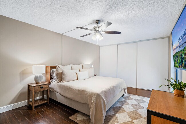 Building Photo - 825 Center St