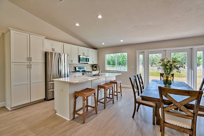 Building Photo - NEW HOME! 3/2  in Hawthorne