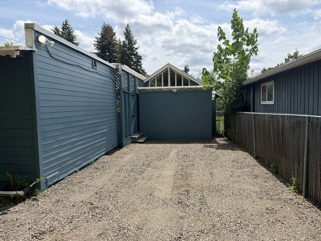 Building Photo - Luxury 2 bedroom 1 bath duplex in a great neighborhood!