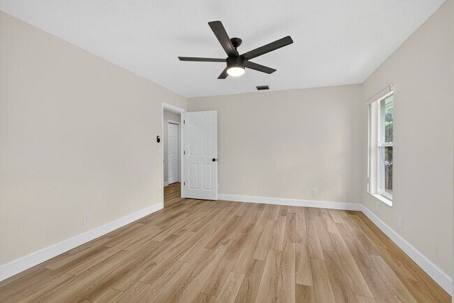 Building Photo - 1135 Staghorn St