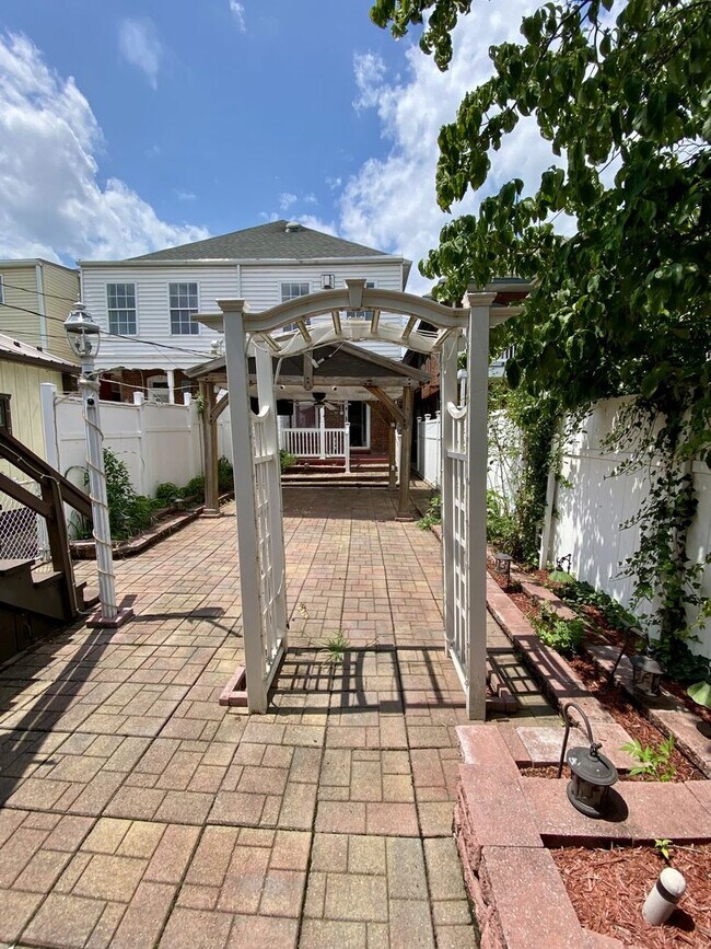 Building Photo - 3 Bedroom 1.5 Bath Private Home Must See K...