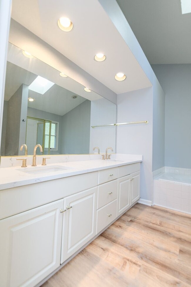 Building Photo - 5 bedroom / 2.5 bathroom Home for Rent in ...