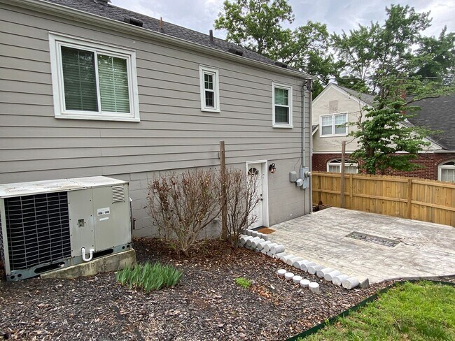 Building Photo - 2 Bed Home in North Chattanooga! Leasing S...