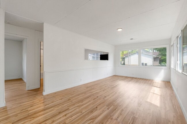 Building Photo - NEW LISTING! 3 BEDROOM HOUSE!