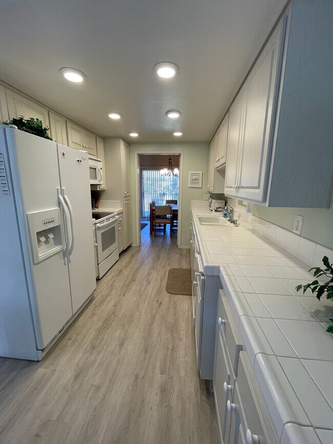 Building Photo - Charming 3Br/2Ba Updated Fully Furnished Vacation Rental W/ Golf Course View