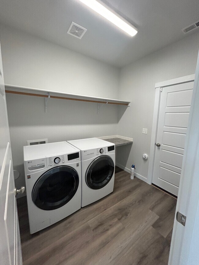 Building Photo - Iceberg Lake