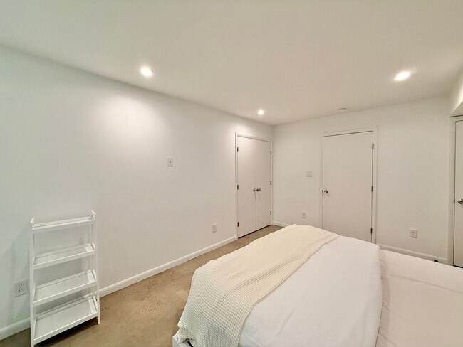Building Photo - Luxurious 4BD, 3BA Raleigh Home with Fence...