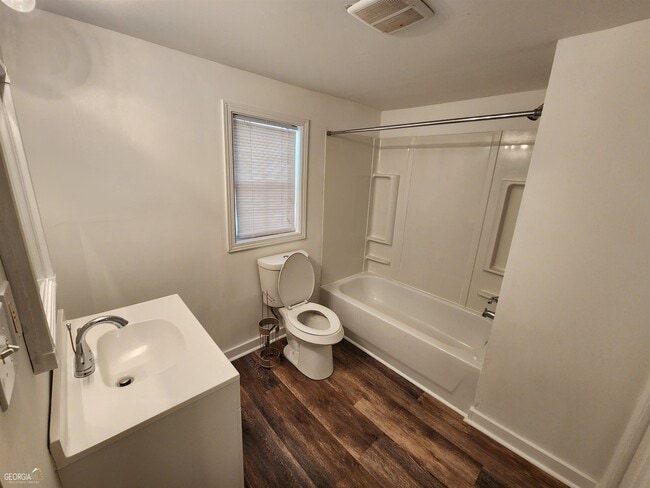 Building Photo - 2577 Eastwood Dr