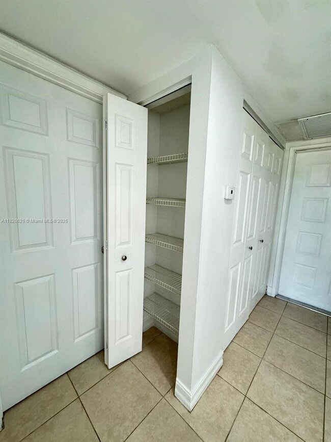 Building Photo - 9919 Twin Lakes Dr