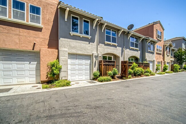 Building Photo - 4-Bedroom Townhome in San Jose!