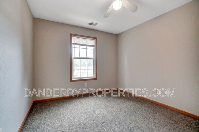 Building Photo - 1115 N Byrne Rd