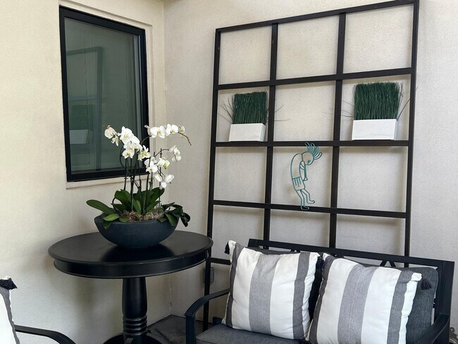 Building Photo - 3230 E Colter St