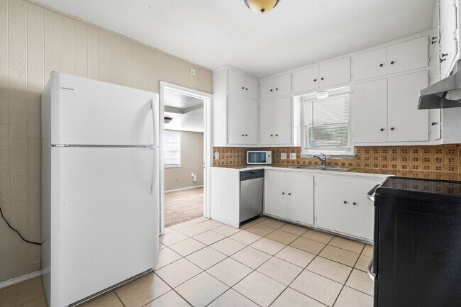 Building Photo - Vintage Home w/ Large Backyard, Minutes from TTU & Medical