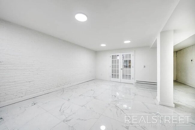 Building Photo - Massive 4BD/4BA Duplex with Office & Priva...
