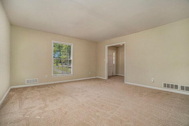 Building Photo - Large 4 Bedroom 3 Bath Home