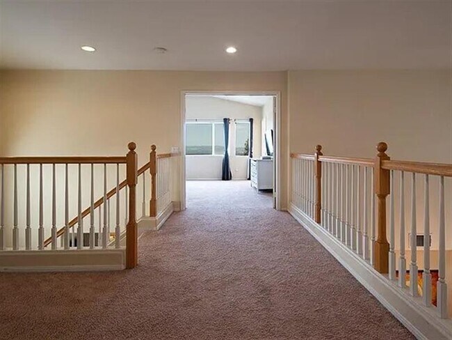 Building Photo - Amazing 2 story 4 bedroom
