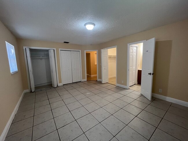 Building Photo - 4/2 Home for rent, all tile floors, central ac.