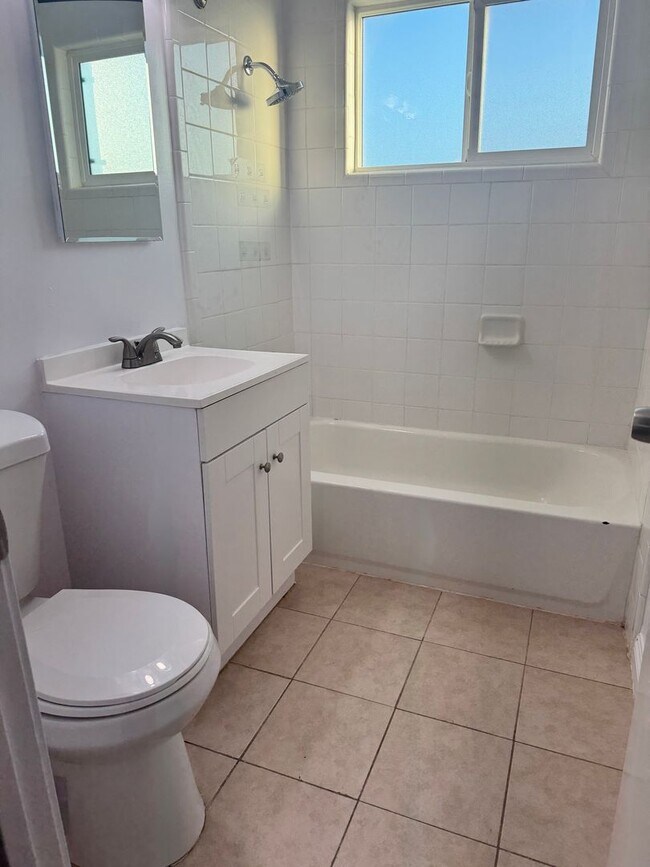 Building Photo - 1 BDRM DOWNSTAIRS MOVE IN READY WITH PARKING!