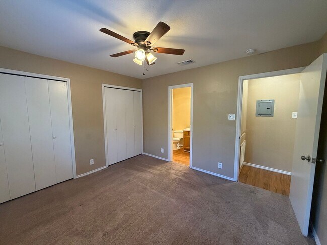 Building Photo - Spacious Apartment for Rent in Universal City