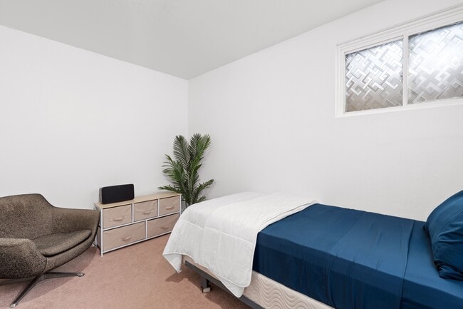 Building Photo - 814 W Bleeker St