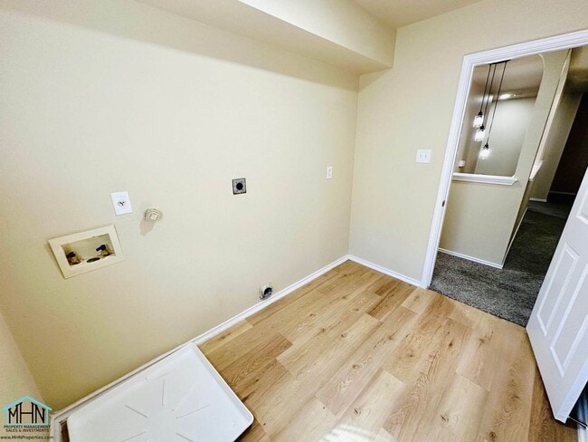 Building Photo - Big & Beautiful 5 bed/3.5 bath 2 Story hom...