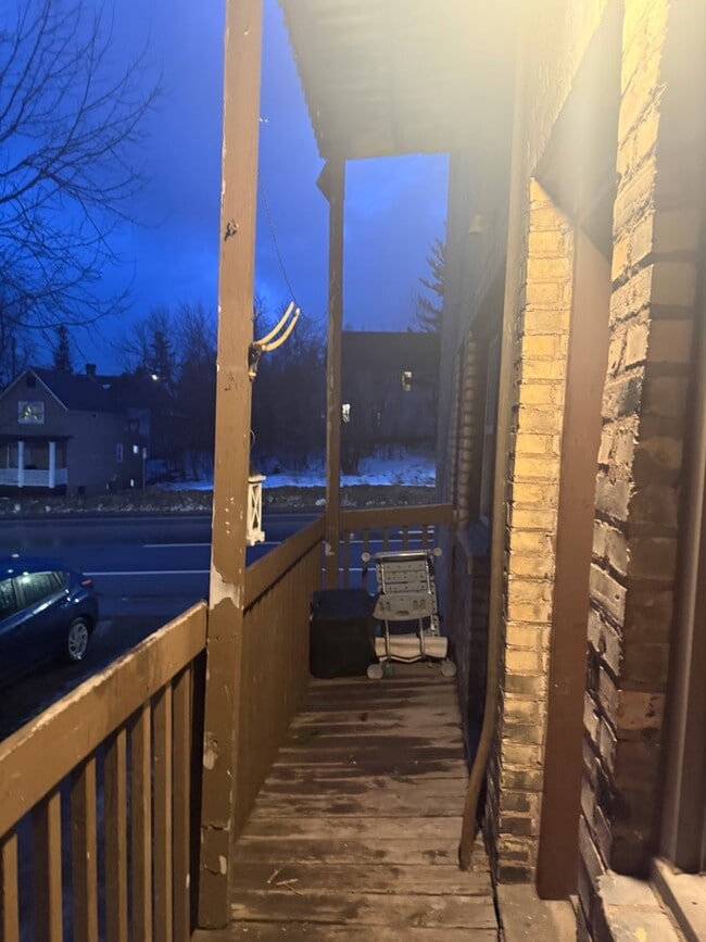 Building Photo - 602 E 7th St