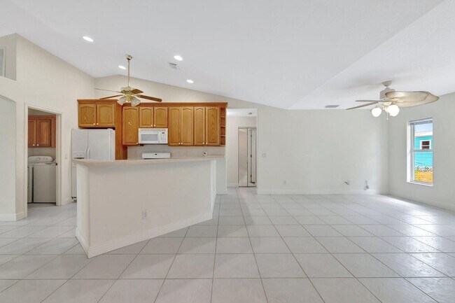 Building Photo - 189 SE Floresta Dr