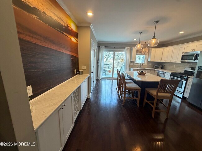 Building Photo - 510 Lareine Ave