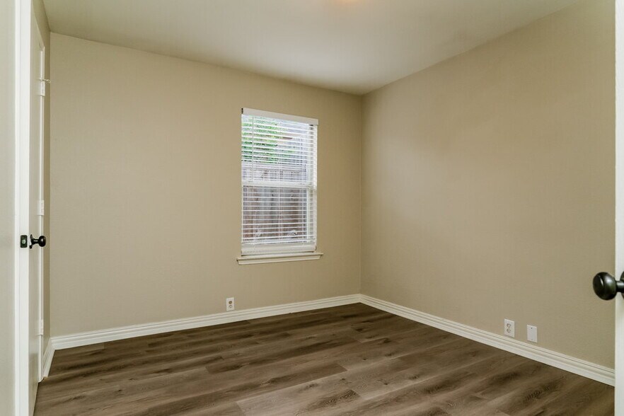Building Photo - 1001 Springcreek Dr