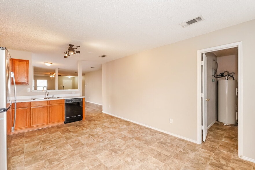 Building Photo - 541 Magdalen Ave