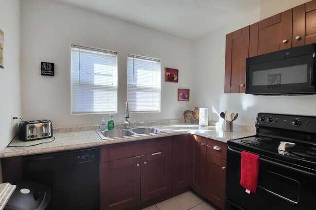 Building Photo - 322 N 13th Pl