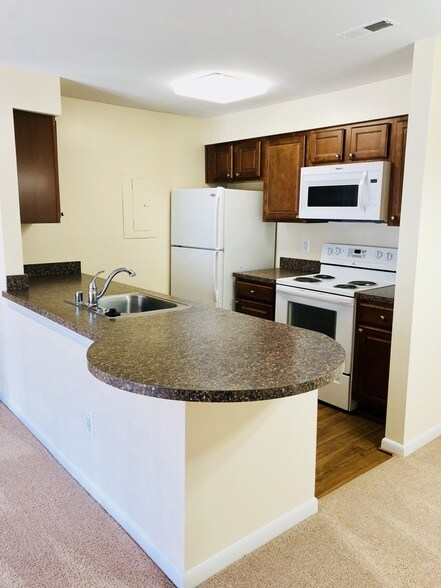 Building Photo - Oaks of Woodlawn