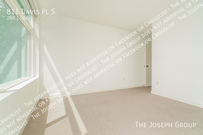 Building Photo - 811 Davis Pl S