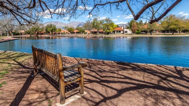 Building Photo - Spacious 2bd/2bath + Den home in gorgeous community (there's a lake!)