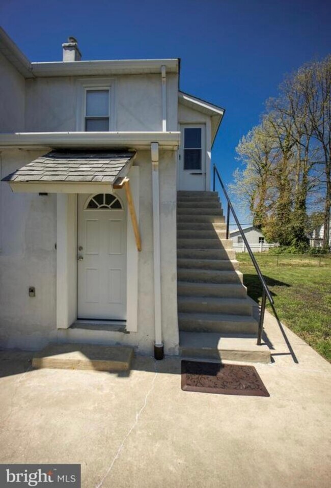 Building Photo - 328 Ridley Ave