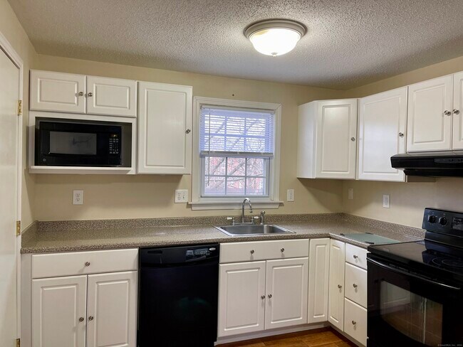 Building Photo - 5 Grandview Dr