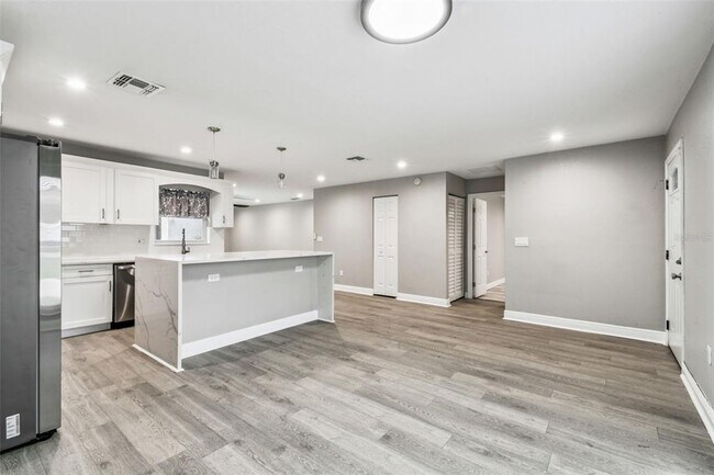 Building Photo - 6005 Lakeside Dr