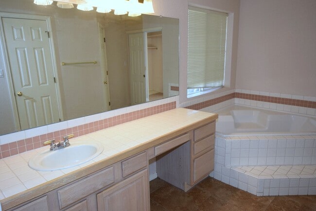 Building Photo - 3 Bedroom, 2 bath, 2 living areas, formal dining room, in the La Cueva area