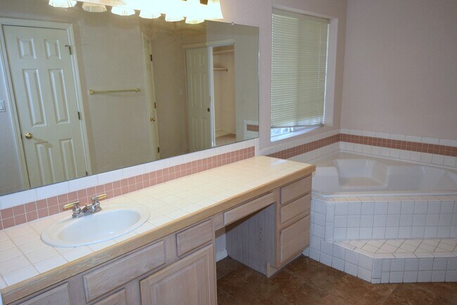 Building Photo - 3 Bedroom, 2 bath, 2 living areas, La Cueva area