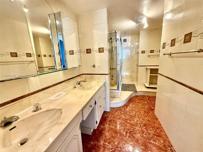 Building Photo - 1833 S Ocean Dr