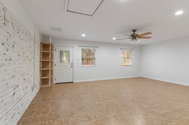 Building Photo - 22595 Pineridge Dr