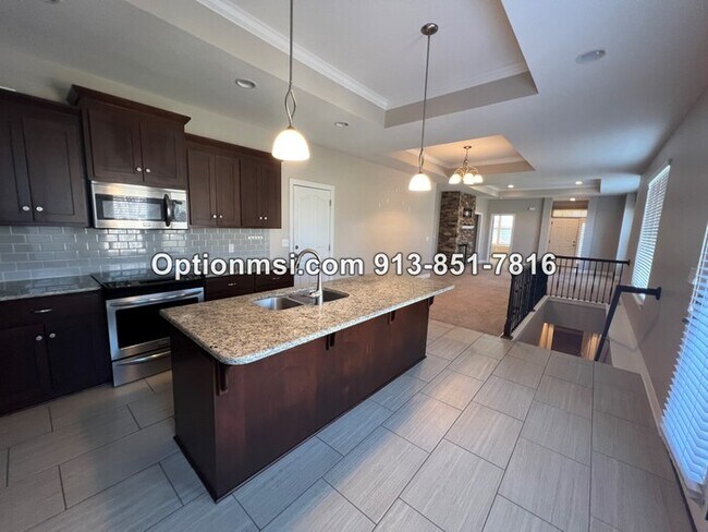 Building Photo - Blue Valley Townhome!