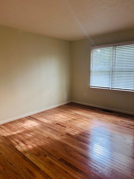 Master bedroom - 817 Wayne Ave NE