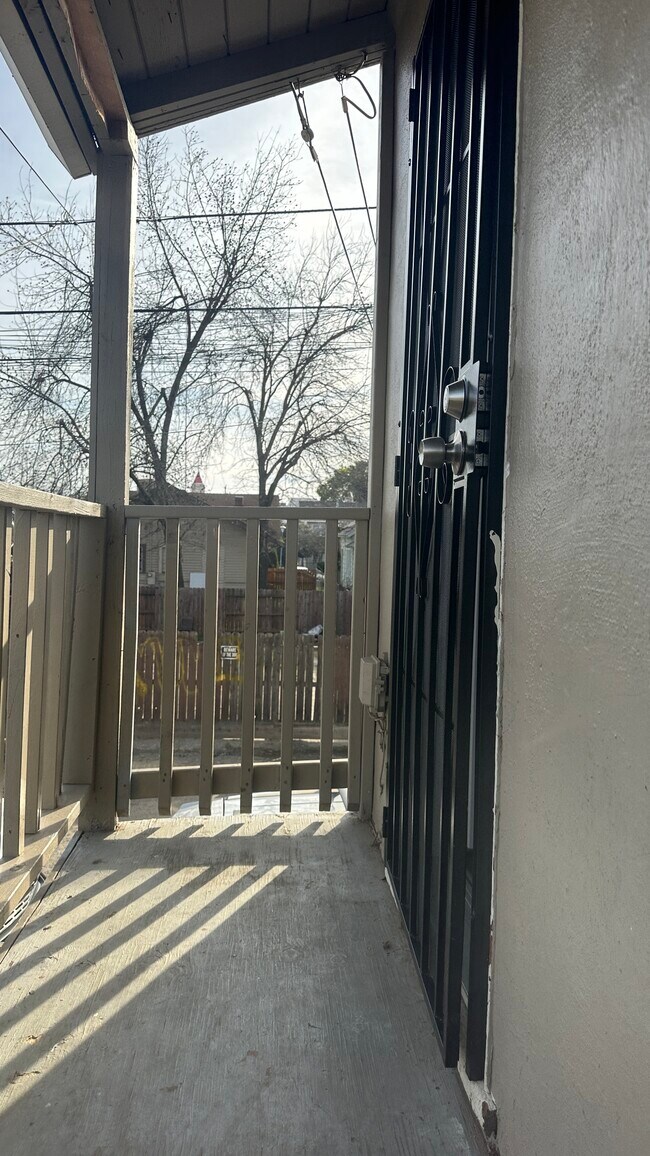 Building Photo - 318 W 20th St