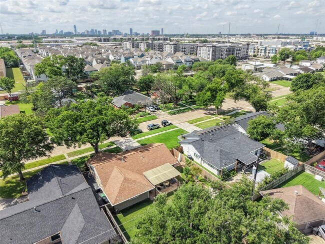 Building Photo - 2523 Droxford Dr
