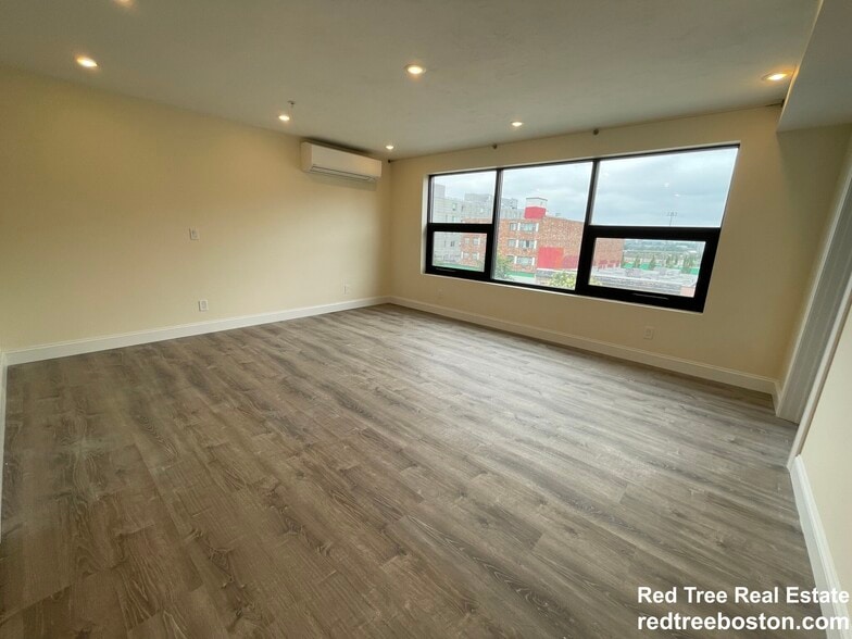 Building Photo - 1028a Commonwealth Ave