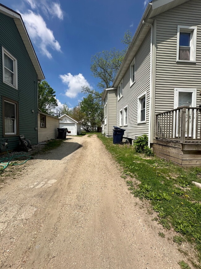 Building Photo - 318 Linn St