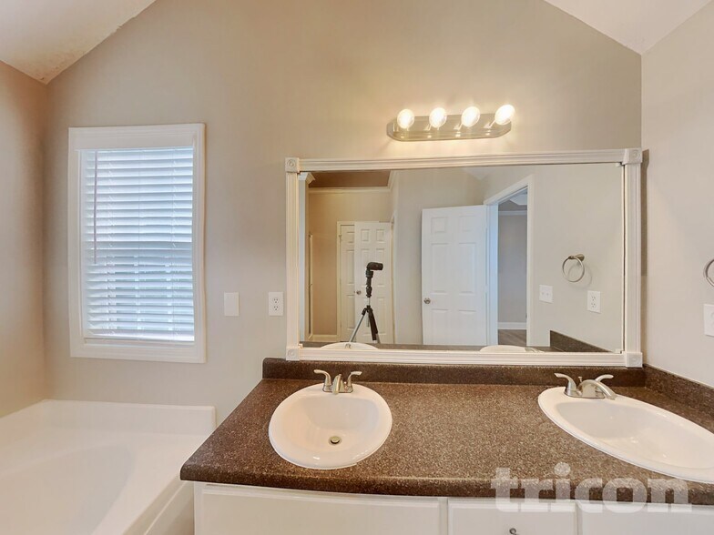 Building Photo - 287 Huntington Dr