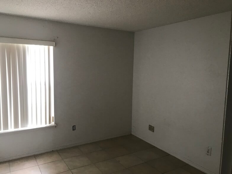 Building Photo - 513 Seasons Ct